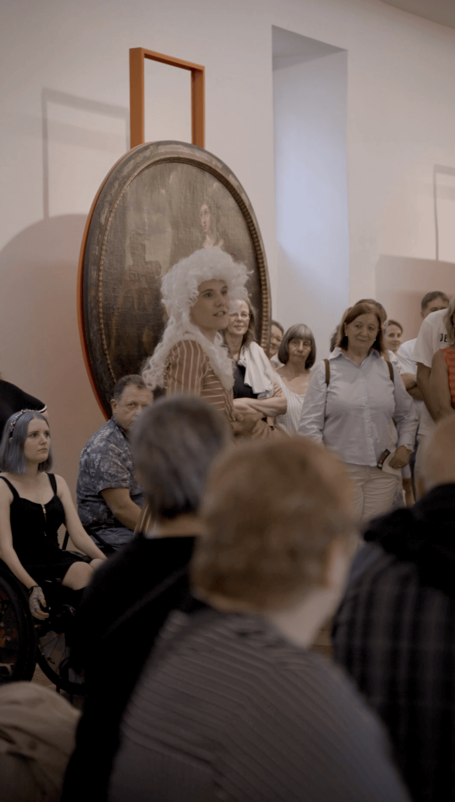 Eine historische Darstellerin führt Besucherinnen und Besucher während einer Kostümführung durch das Stadtmuseum Simeonstift Trier.